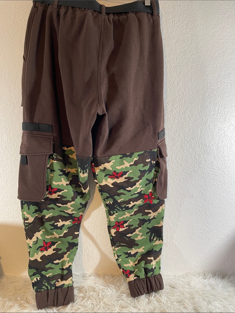 Stranger Things Demogorgon Camouflage Cargo Jogger Sweatpants Size Large NEW - Picture 6 of 13